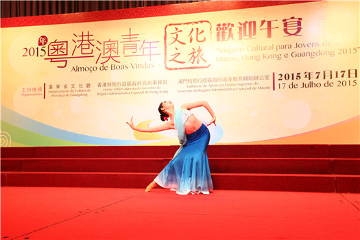 图一：粤方代表表演傣族舞蹈.jpg 