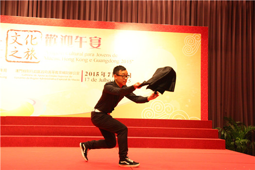 图二：港方代表表演魔术.jpg 