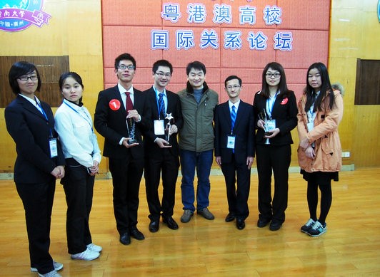论坛评委为我校代表队颁奖并合影留念 