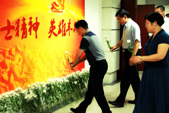 师生为烈士的英雄丰碑献上鲜花