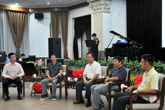 吴承学（左二）、陶亮（中）、赵勇（右二）、谢湜（右一）四位老师与同学们分享求学与从教经历