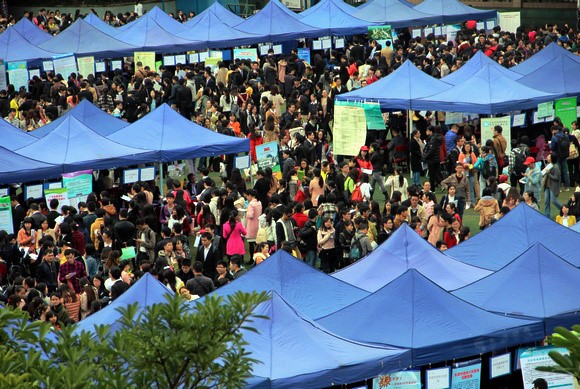 招聘会场面火爆