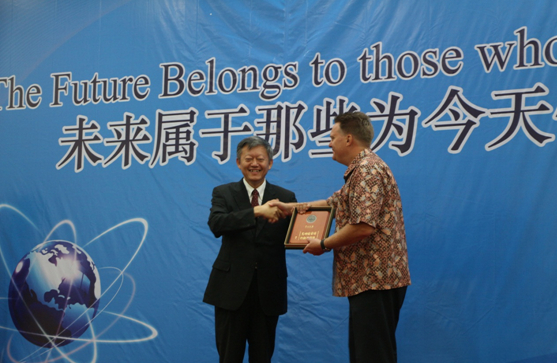  陈春声常务副书记、副校长向PATA教育培训委员会主席Peter Semone先生赠送纪念品