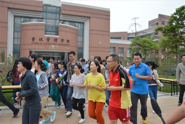  “走下网络，走出宿舍，走向操场”  ——资讯管理学院举行师生环校跑活动暨“三月颂”闭幕式