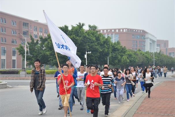  “走下网络，走出宿舍，走向操场”  ——资讯管理学院举行师生环校跑活动暨“三月颂”闭幕式