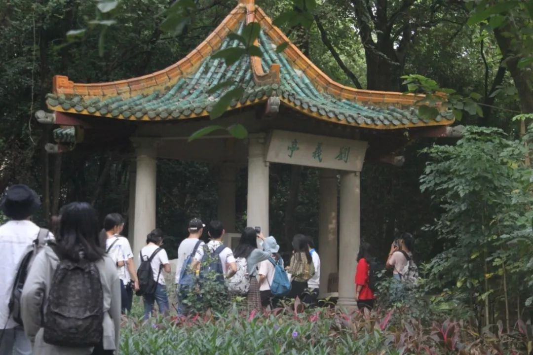 参观刘义亭